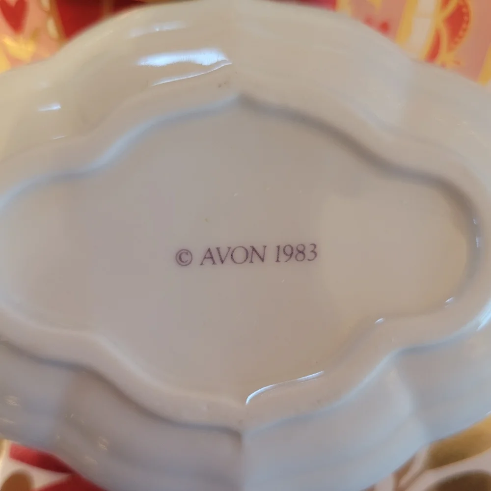 1983 Avon Memories Trinket Box w/ 